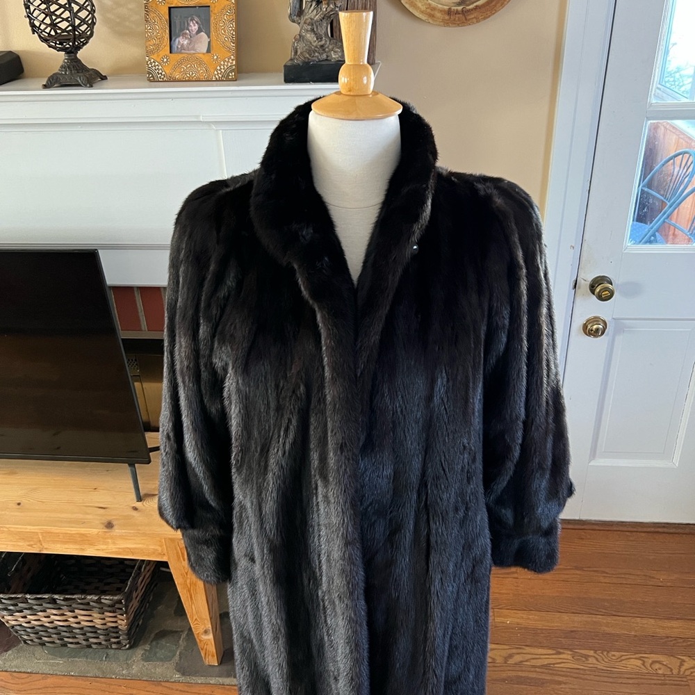 BILL BLASS MINK COAT - Picture 5 of 7